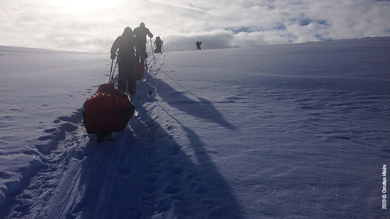 Les peaux de phoque sous nos skis de randonnée nordique nous aident à tracter les pulkas encore bien chargées.